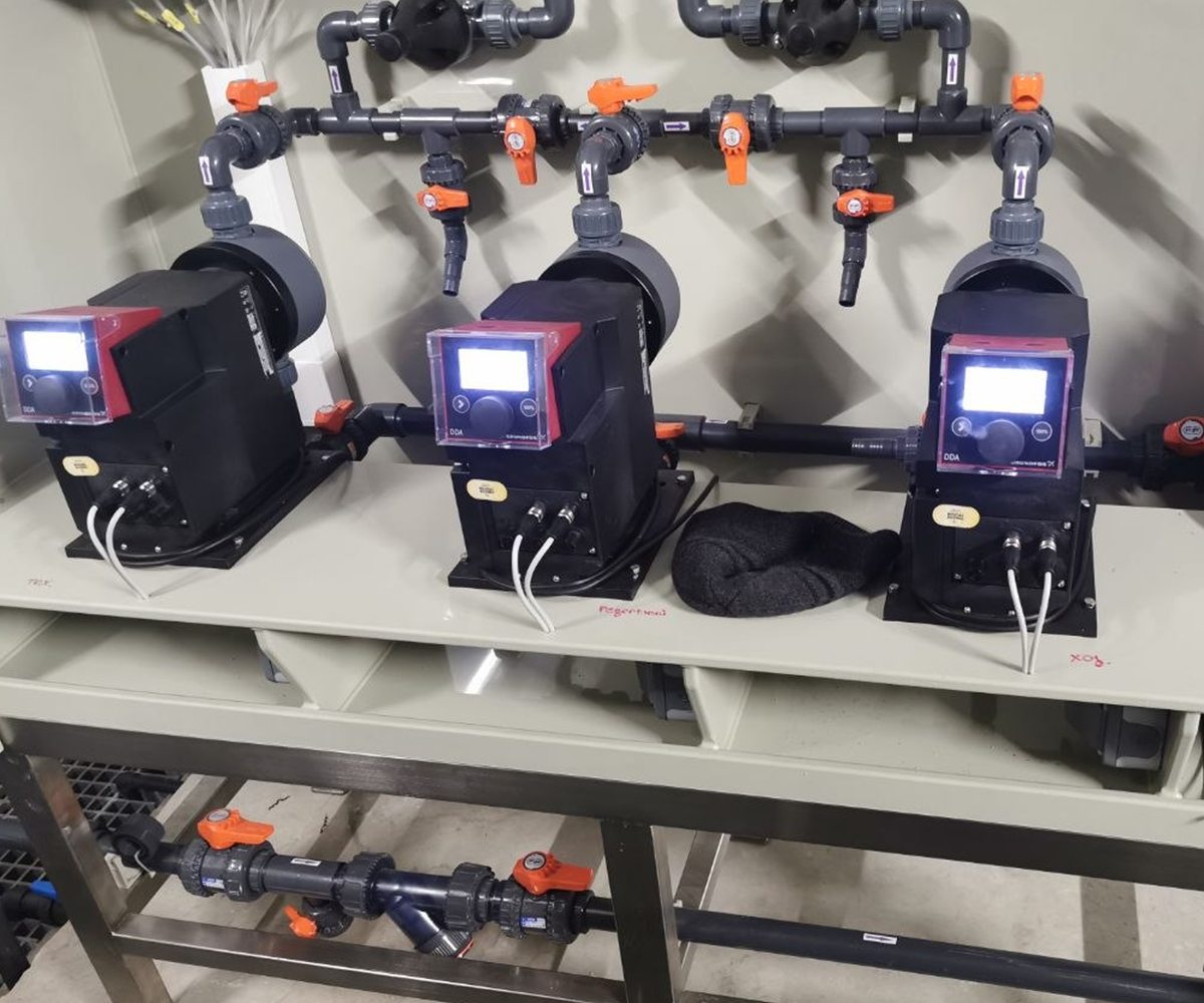Станция приготовления флокулянта: три насоса-дозатора Grundfos DDA с общей обвязкой из ПВХ